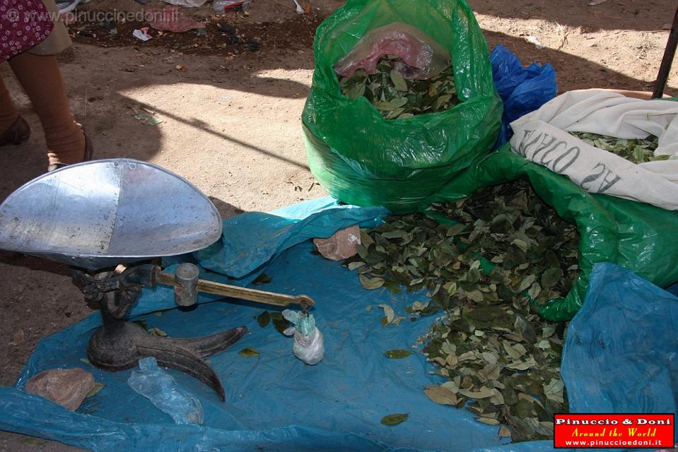 PERU - Mercato andino - 03 - Foglie di coca.jpg